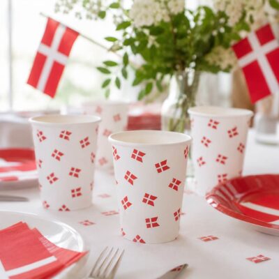 Stemningsbillede af papkrus med Dannebrog flag til dansk fødselsdag og festbord