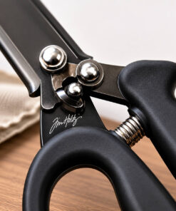 Close-up detaljebillede af Tim Holtz Recoil Scissors med titaniumbelagte blade, recoil-funktion og ergonomisk greb til scrapbooking og hobbyprojekter.